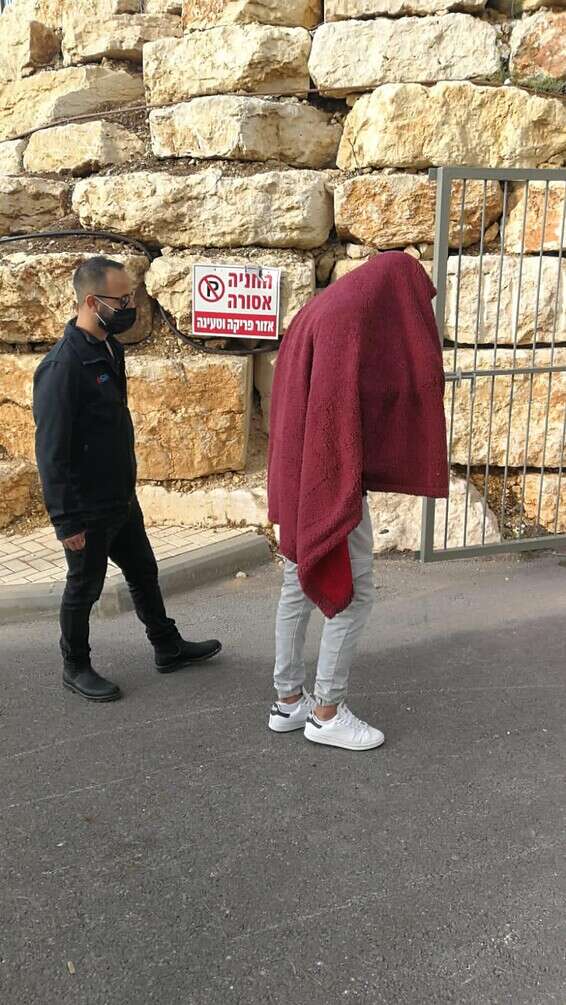 אוקיי, אתה חייב להיות זה ש... נו, זה. הדיירים בדרך לבית "האח הגדול"